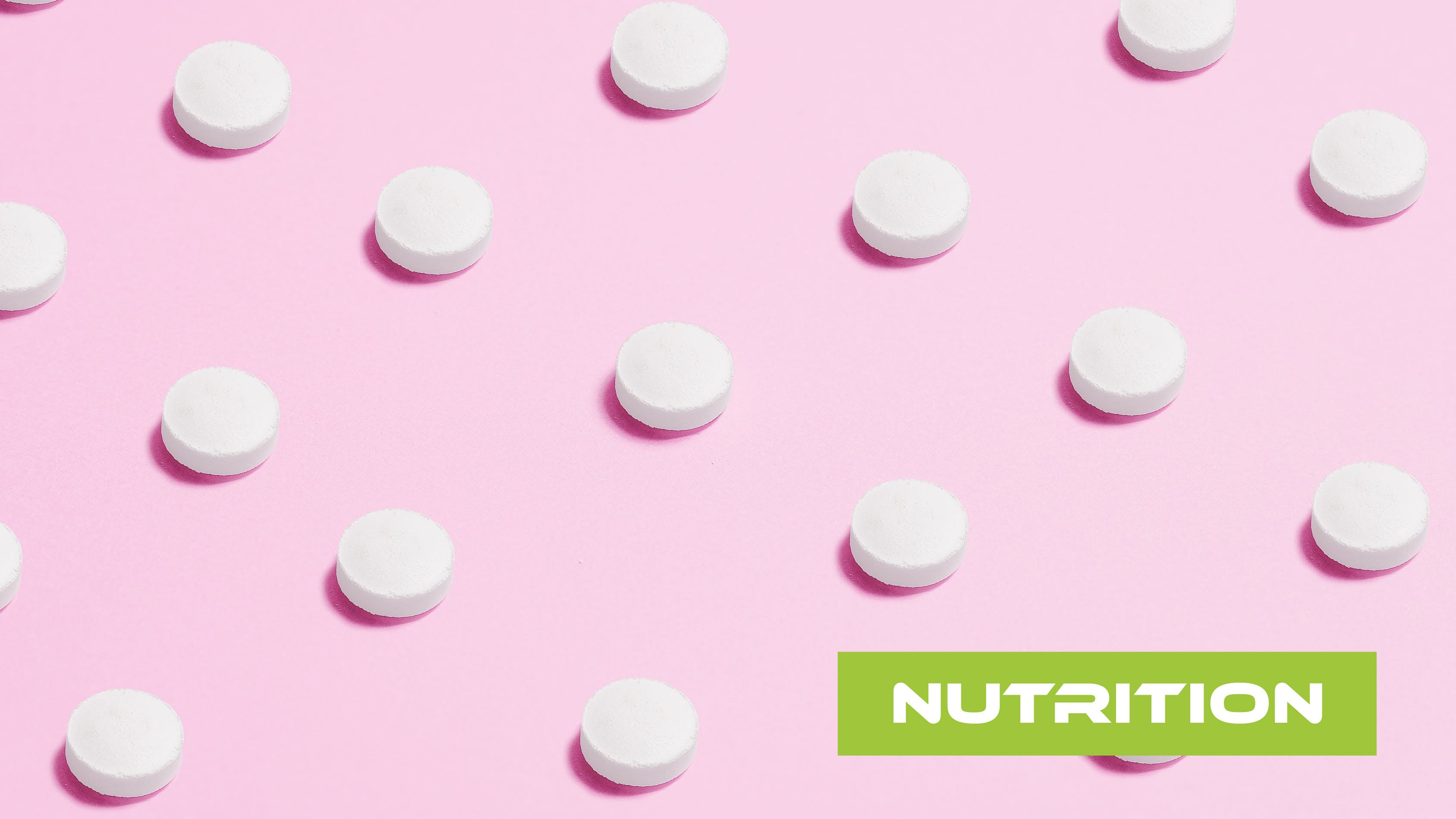 Weiße Süßstofftabletten auf rosa Untergrund